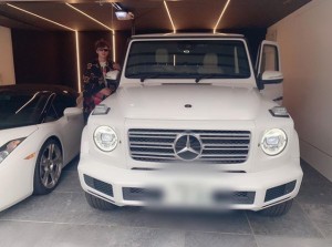 新車とアレク（画像は『ALEXANDER（アレクサンダー）　2019年12月21日付Instagram「じゃん」』のスクリーンショット）
