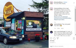 デイヴさんが経営するドライブスルーのコーヒーショップ（画像は『The Local Coffee Company　2019年12月15日付Instagram「We’ve been Poinsettia’d!!」』のスクリーンショット）
