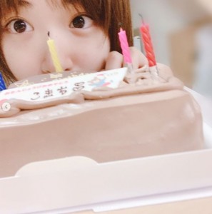 バースデーケーキと生駒里奈（画像は『生駒里奈　2019年12月30日付Instagram「少年社中さんで迎えるお誕生日が大好きなんです。﻿」』のスクリーンショット）