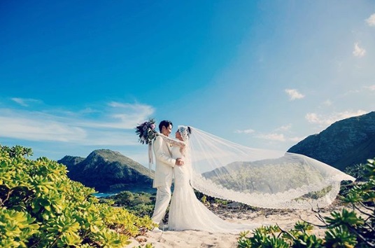 ハワイで挙式した窪塚洋介＆PINKY（画像は『PINKY　2019年12月3日付Instagram「Wedding day」』のスクリーンショット）