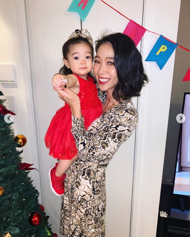 娘の1歳誕生日をお祝いした紅蘭（画像は『紅蘭　2019年12月27日付Instagram「今日は娘の1歳の誕生日」』のスクリーンショット）