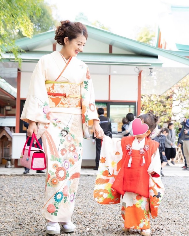 3歳娘を優しい眼差しで見つめる小沢真珠（画像は『小沢真珠（Maju Ozawa）　2019年12月2日付Instagram「いつもお世話になっている＠kaji.photographさんから七五三に撮影して頂いた写真が届きました」』のスクリーンショット）