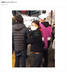 2018年12月に倉沢淳美の2人の息子と腕を組んだ松居直美（画像は『松居直美オフィシャルブログ　2018年12月31日付「淳美ちゃんファミリーと」』のスクリーンショット）