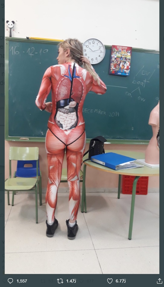 自らボディスーツを着用して授業を行ったヴェロニカさん（画像は『Michael　2019年12月16日付Twitter「Muy orgulloso de este volcán de ideas que tengo la suerte de tener como mujer」』のスクリーンショット）