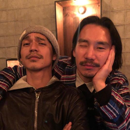 錦戸亮とシンガーソングライター清竜人（画像は『錦戸亮　2019年11月24日付Instagram「僕の初めてのツイッターのDM相手。」』のスクリーンショット）