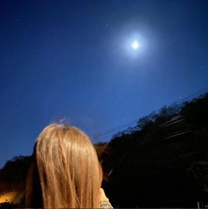 満月を見上げる土屋太鳳（画像は『土屋太鳳　2019年12月13日付Instagram「ゴチ20を観てくださった方々、コメントなどくださってる方々、本当に本当にありがとうございます…!!!」』のスクリーンショット）