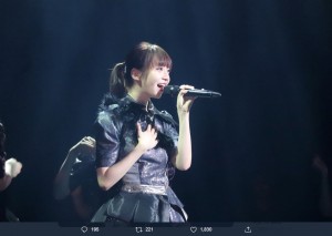 AKB48グループ博多座『舞台 仁義なき戦い』のステージで歌う荻野由佳（画像は『荻野由佳　2019年11月25日付Twitter「舞台 仁義なき戦い」』のスクリーンショット）