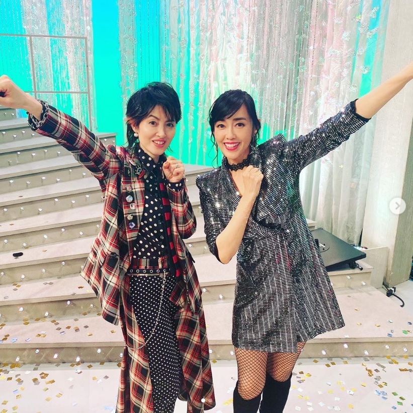 決めポーズの荻野目洋子と早見優（画像は『Yu Hayami　2019年12月5日付Instagram「昨日は荻野目洋子ちゃんと森口博子ちゃんとのコラボ、楽しかったです！」』のスクリーンショット）