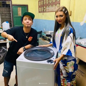 『国際協力NGO Anya’s』に洗濯機を贈呈したSHOGO（画像は『SHOGO from 175R　2019年10月14日付Instagram「昨夜は国際協力NGO Anya’sが作った寺子屋Anya’s HOMEの開校記念パーティーへ。」』のスクリーンショット）