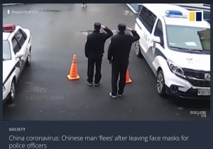 慌てて去っていく男性に敬礼する警察官（画像は『South China Morning Post　2020年1月30日付「China coronavirus: Chinese man ‘flees’ after leaving face masks for police officers」』のスクリーンショット）