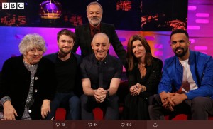『ザ・グラハム・ノートン・ショー』に出演したミリアム・マーゴリーズ（左端）とダニエル・ラドクリフ（画像は『BBC One　2020年1月10日付Twitter「Tonight on The Graham Norton Show…」』のスクリーンショット）