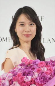 発表会で薔薇の花束を抱えた戸田恵梨香