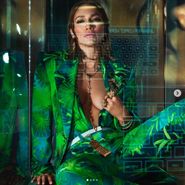 再びジャングルプリントを着用したジェニファー（画像は『Jennifer Lopez　2020年1月11日付Instagram「I am so excited I can finally reveal that I am the face of the ＃VersaceSS20 campaign!」』のスクリーンショット）