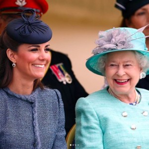 エリザベス女王と並ぶキャサリン妃（画像は『The Royal Family　2020年1月9日付Instagram「Wishing The Duchess of Cambridge a very Happy Birthday!」』のスクリーンショット）