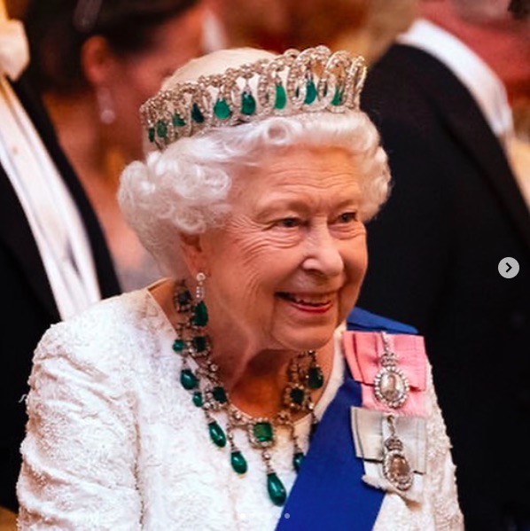 “ファミリー・クライシス”続きのエリザベス女王（93）（画像は『The Royal Family　2019年12月11日付Instagram「Tonight The Queen and Members of The Royal Family welcomed the world’s ambassadors to ＃BuckinghamPalace at the annual Diplomatic Reception.」』のスクリーンショット）