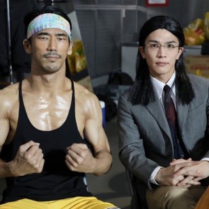 小林直己扮するジムトレーナーと岩八先生（画像は『Naoki Kobayashi　2020年1月29日付Instagram「“Rah-tat-tat” by JSB!」』のスクリーンショット）