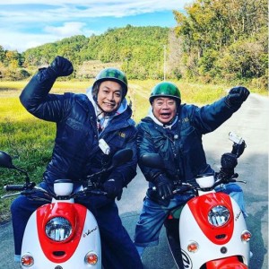 電動バイクでロケを行った香取慎吾と出川哲朗（画像は『香取慎吾　2020年1月2日付Instagram「＃出川哲朗の充電させてもらえませんか 出川さん.スタッフの皆さんありがとうございました！」』のスクリーンショット）
