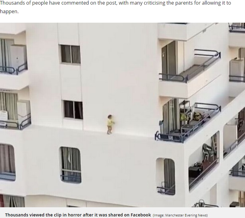マンション5階を壁伝いに歩く子供（画像は『Mirror　2020年1月7日付「Toddler climbs out of fifth floor apartment window in Tenerife in horror footage」（Image: Manchester Evening News）』のスクリーンショット）