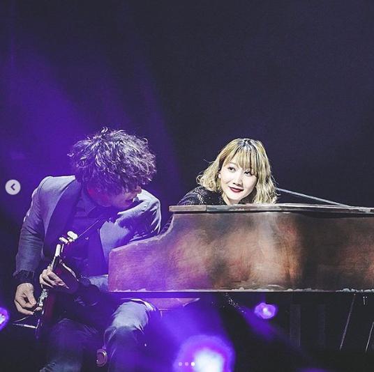 セカオワ北京公演でピアノを弾くSaori（画像は『Saori　2019年11月19日付Instagram「ありがとう北京！」』のスクリーンショット）