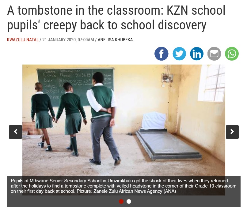 教室の片隅に設置された墓石（画像は『IOL News　2020年1月21日付「A tombstone in the classroom: KZN school pupils’ creepy back to school discovery」（Picture:Zanele Zulu/ African News Agency（ANA））』のスクリーンショット）