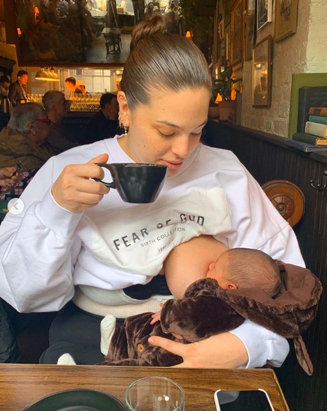 カフェで授乳するアシュリー・グラハム（画像は『A S H L E Y G R A H A M　2020年2月13日付Instagram』のスクリーンショット）