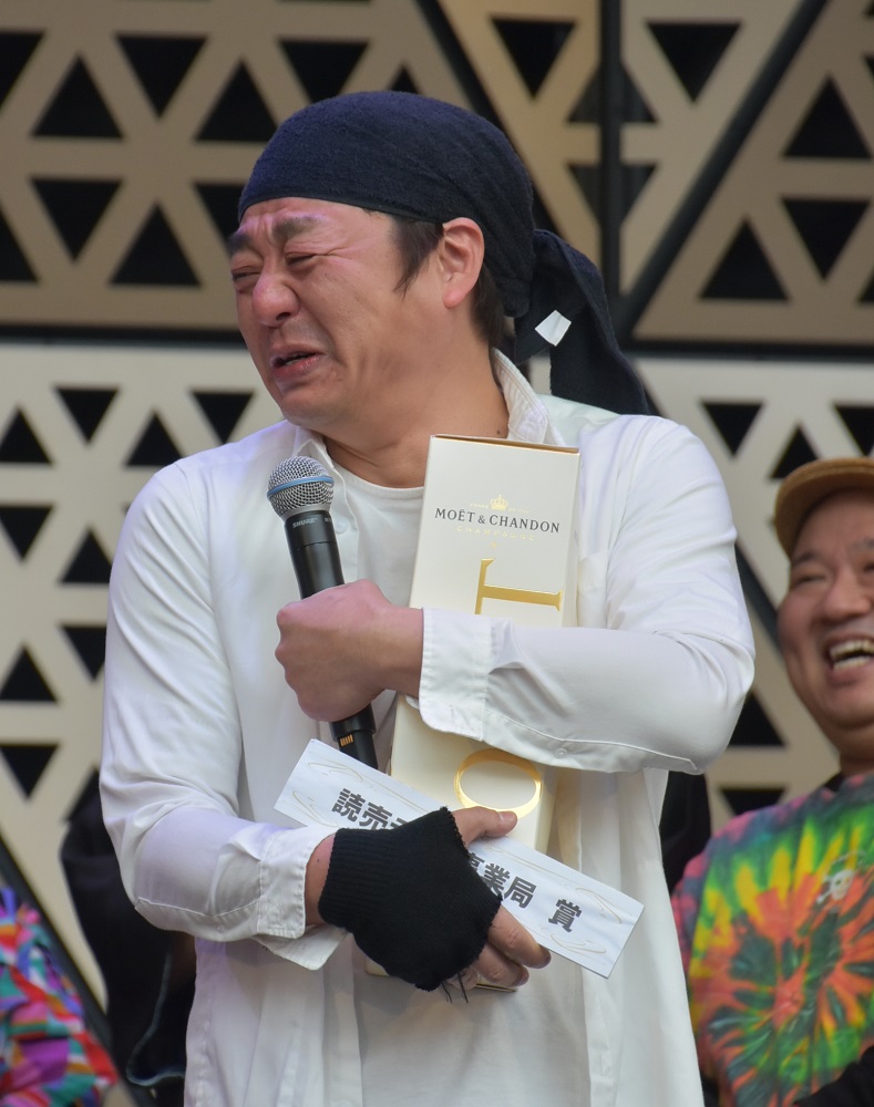 優勝、3位、泉谷特別賞と3冠に輝き、思わず涙するタマ伸也