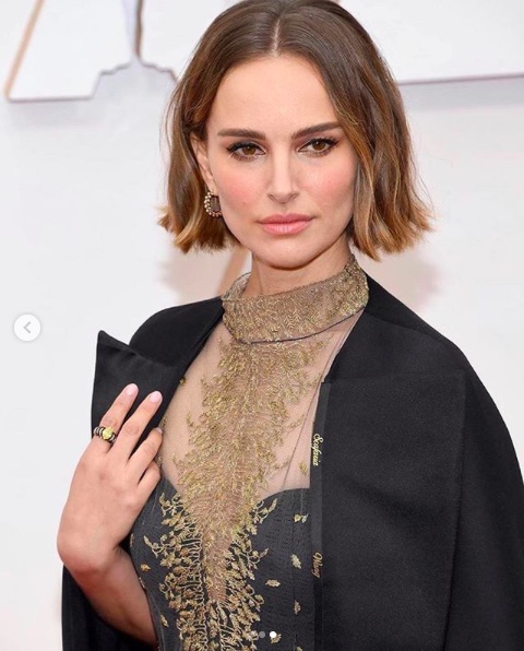 「Dior」のケープにメッセージを込めたナタリー・ポートマン（画像は『Natalie Portman　2020年2月10日付Instagram「Honoring these remarkable women last night who were not recognized for their incredible work:」』のスクリーンショット）
