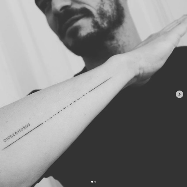 モールス符号の新タトゥーに、痛恨のミス発覚（画像は『Orlando Bloom　2020年2月11日付Instagram「new ＃tattoo can you guess who?」』のスクリーンショット）