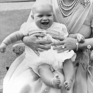 アンドルー王子の赤ちゃん時代の写真に「不適切」の声（画像は『The Royal Family　2020年2月19日付Instagram「On this day in 1960, Prince Andrew was born at Buckingham Palace, the first child born to a reigning monarch for 103 years.」』のスクリーンショット）