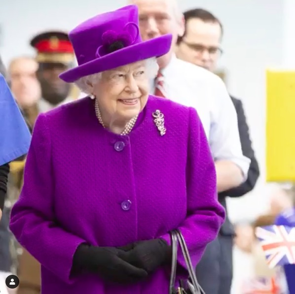 歯列矯正の経験者だったエリザベス女王（画像は『The Royal Family　2020年2月19日付Instagram「The Queen visited the new Royal National ENT and Eastman Dental Hospitals today, where Her Majesty officially opened the new state-of-the-art facility.」』のスクリーンショット）