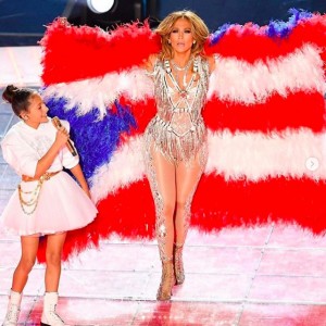 エメちゃんと母娘コラボステージが実現！（画像は『Jennifer Lopez　2020年2月3日付Instagram「Puerto Rico y Colombia muy en alto hoy.」』のスクリーンショット）