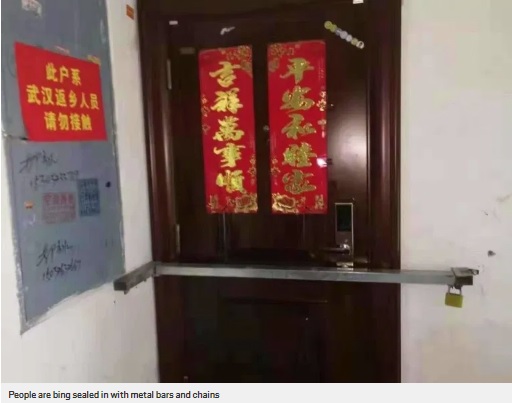 ドアに鉄の棒と鍵がかけられた家（画像は『Metro　2020年2月2日付「Wuhan woman screams as Chinese authorities barricade her inside own home」』のスクリーンショット）