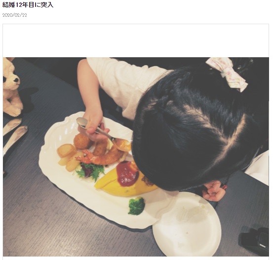 美味しそうに食べる女の子（画像は『水嶋ヒロ オフィシャルブログ　2020年2月22日付「結婚12年目に突入」』のスクリーンショット