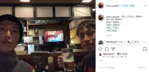 リアルタイムで視聴した伊勢谷友介（左）（画像は『伊勢谷友介　2020年2月8日付Instagram「「飛んで埼玉」視聴中。」』のスクリーンショット）