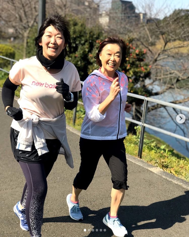 増田明美さんと皇居を一周した川村エミコ（画像は『川村 エミコ（たんぽぽ）　2020年2月24日付Instagram「本日、増田明美さんと走らせていただきました！」』のスクリーンショット）