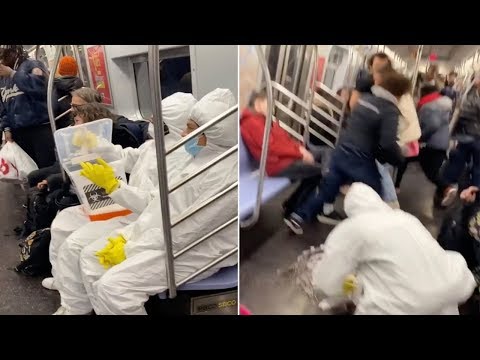 少年2人が地下鉄車内で悪ふざけ（画像は『End Time News　2020年2月12日公開 YouTube「Pranksters pretend to spill coronavirus on NYC subway」』のサムネイル）