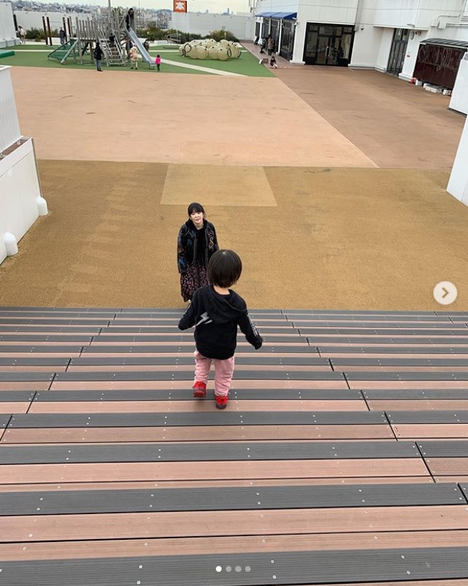 大森靖子と4歳の息子（画像は『ピエール中野　2020年2月4日付Instagram「「ぎゅーして、いい子いい子して、ママに癒しを与えてきて！」という指示に忠実な息子。」』のスクリーンショット）