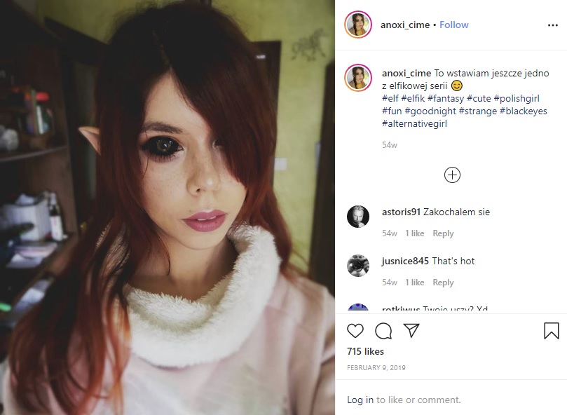 白目をタトゥーで黒くしてしまった女性（画像は『anoxi_cime　2019年2月9日付Instagram「To wstawiam jeszcze jedno z elfikowej serii」』のスクリーンショット）