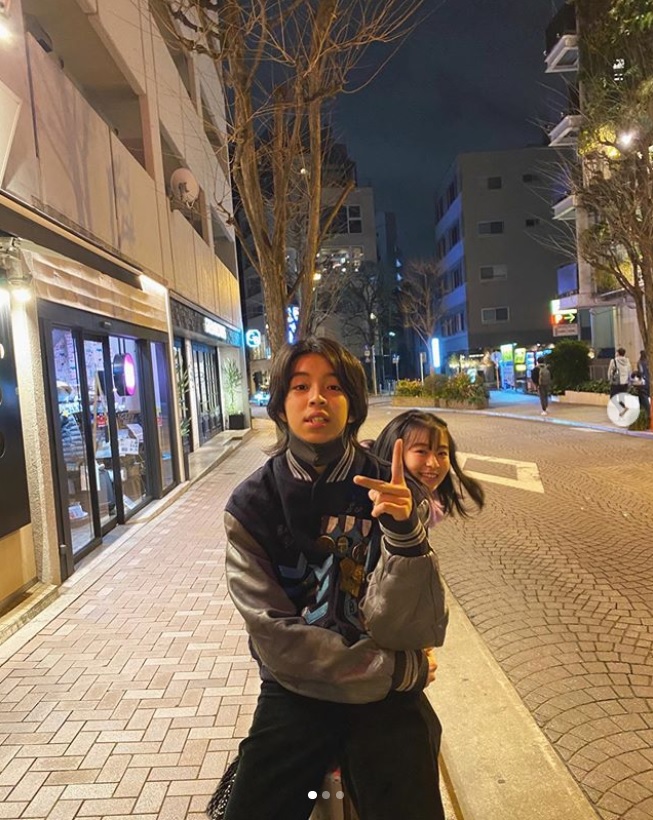 YOSHIの後ろでひょっこりする森七菜（画像は『YOSHI　2020年2月17日付Instagram「YOSHIチームと森七菜チームでご飯会」』のスクリーンショット）