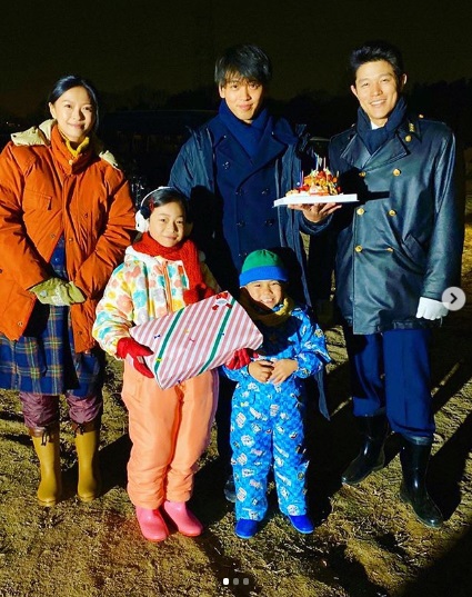 ドラマで主演した竹内涼真と劇中での家族（画像は『TBS日曜劇場「テセウスの船」公式　2020年1月23日付Instagram「じつは、1月20日は、わたしのおたんじょう日でした」』のスクリーンショット）
