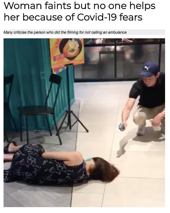 ショッピングモールで倒れた女性を誰も助けず（画像は『The Independent Singapore　2020年3月18日付「Woman faints but no one helps her because of Covid-19 fears」』のスクリーンショット）
