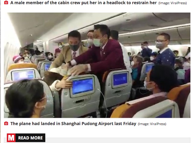 機内で暴れる中国人女性（画像は『Mirror　2020年3月9日付「Coronavirus: Woman pinned in her seat after ‘deliberately coughing’ on cabin crew」（Image: ViralPress）』のスクリーンショット）