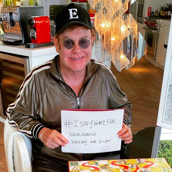 自宅隔離中のエルトン・ジョン（画像は『Elton John　2020年3月18日付Instagram「Thank-you ＠kevinbacon for the nomination!!」』のスクリーンショット）