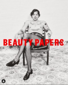 衝撃の網タイツ姿を披露したハリー・スタイルズ（画像は『Beauty Papers　2020年3月17日付Instagram「BEAUTY PAPERS.」』のスクリーンショット）