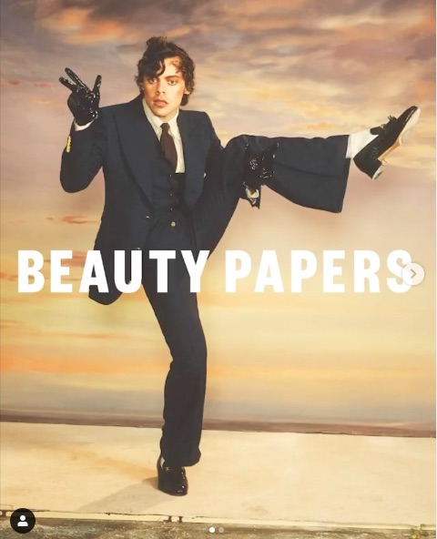 「GUCCI」の3ピーススーツにフルメイクのハリー・スタイルズ（画像は『Beauty Papers　2020年3月17日付Instagram「BEAUTY PAPERS.」』のスクリーンショット）