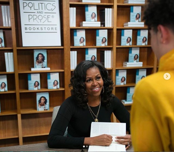 ミシェル夫人「自分自身に優しく接して」とも（画像は『Michelle Obama　2019年11月18日付Instagram「Today I stopped by ＠politicsprose, a local bookstore here in DC, to celebrate the one-year anniversary of Becoming.」』のスクリーンショット）