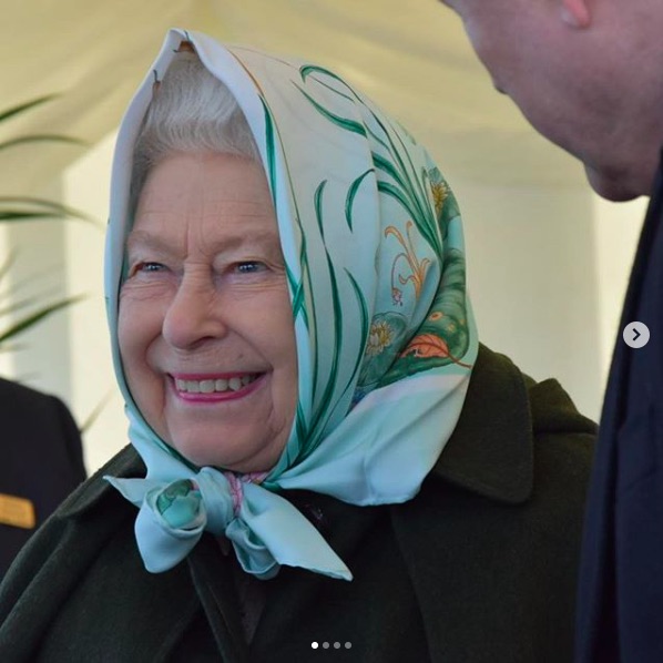 エリザベス女王の健康状態は公表されず（画像は『The Royal Family　2020年2月5日付Instagram「‘Keeping Norfolk’s feet dry’ is how staff at Wolferton’s Pumping Station describe their work.」』のスクリーンショット）