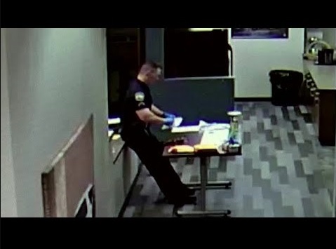 危険ドラッグを処理する警察官（画像は『CBS 17　2020年3月10日公開 YouTube「WATCH: Officer collapses while packing up drug evidence laced with fentanyl」』のサムネイル）