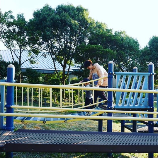 甥と公園で遊ぶ古市憲寿氏（画像は『古市憲寿　2018年10月20日付Instagram「慣れないことしてる。」』のスクリーンショット）