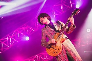 ヒゲダンのギタリスト・小笹大輔（画像は『大輔　2019年12月27日付Instagram「あらゆるギター似合い散らかしてしまう。」』のスクリーンショット）